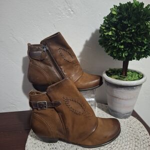 Women's Miz Mooz Mimic Leather Ankle Booties with Buckle Detail Size 40 Wide.